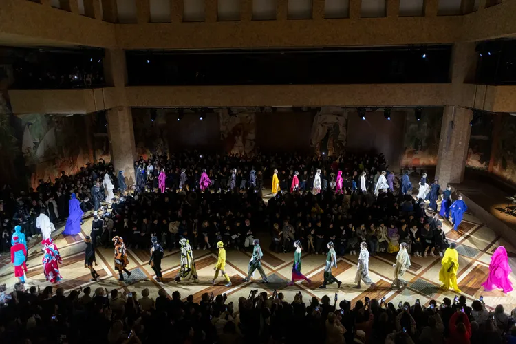 以《WHAT HAS ALWAYS BEEN 今昔．始終》為題，追溯古代對布料的原始設計。品牌提供