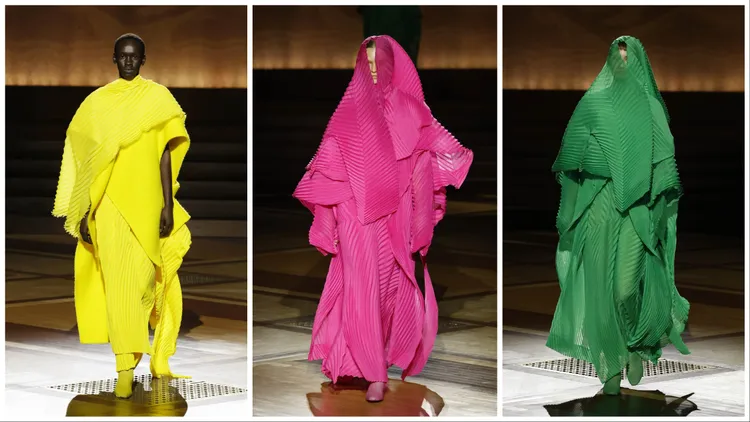 WANDER 系列透明的面料上應用了圓形與直角手工褶縐，並以飄逸輪廓捕捉遊牧者的漫遊形象。品牌提供