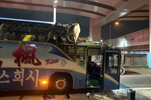 高雄遊覽車駕駛疑開15小時過勞撞涵洞　公路局：最重可罰9萬元