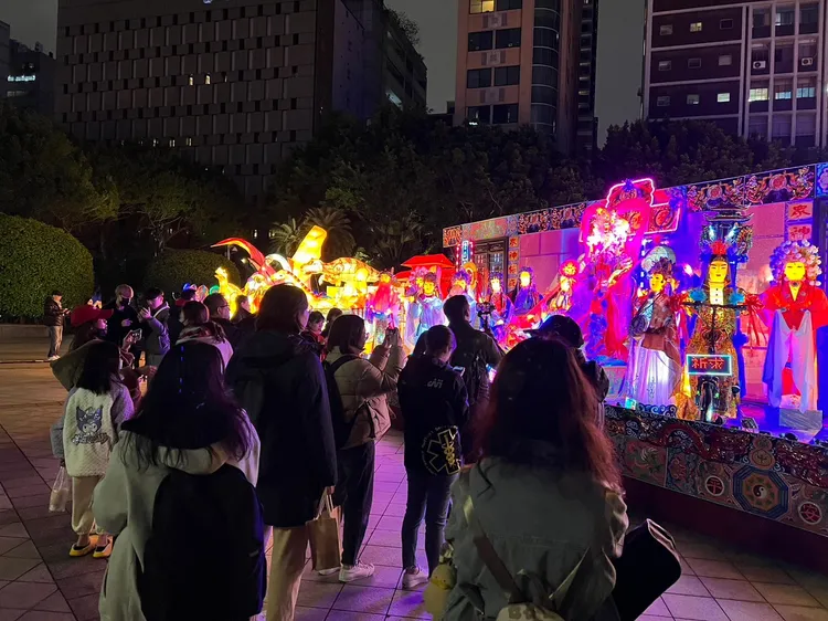 競賽燈區大型花燈作品「眾神保庇（龍）平安」以傳統藝閣花車及仙女人物為創作。北市觀傳局提供