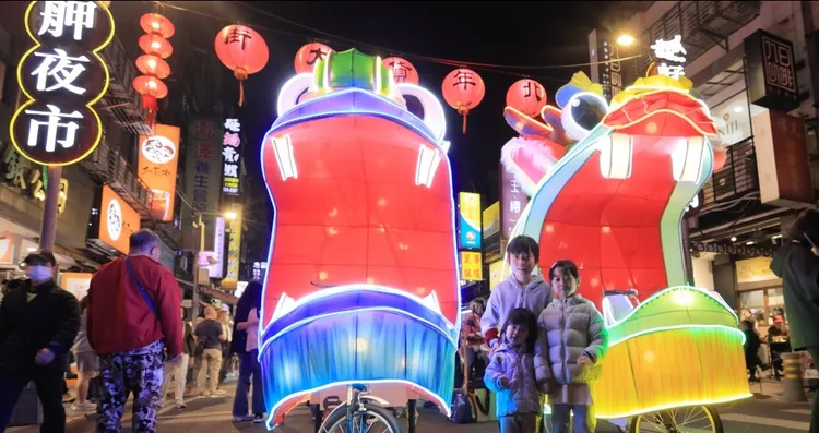 今年燈節首創巡遊燈組｢九小龍｣，在展區周邊大街小巷驚喜出沒。北市觀傳局提供