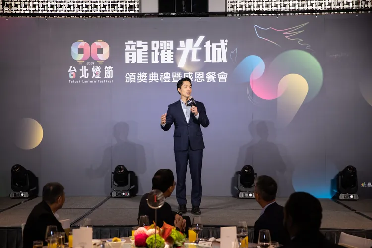 蔣萬安親自頒發所有參展單位感謝狀。北市觀傳局提供