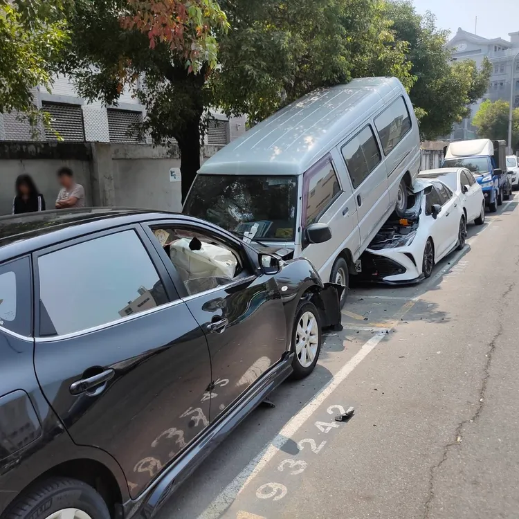 肇事黑車擠進停車格。警方提供