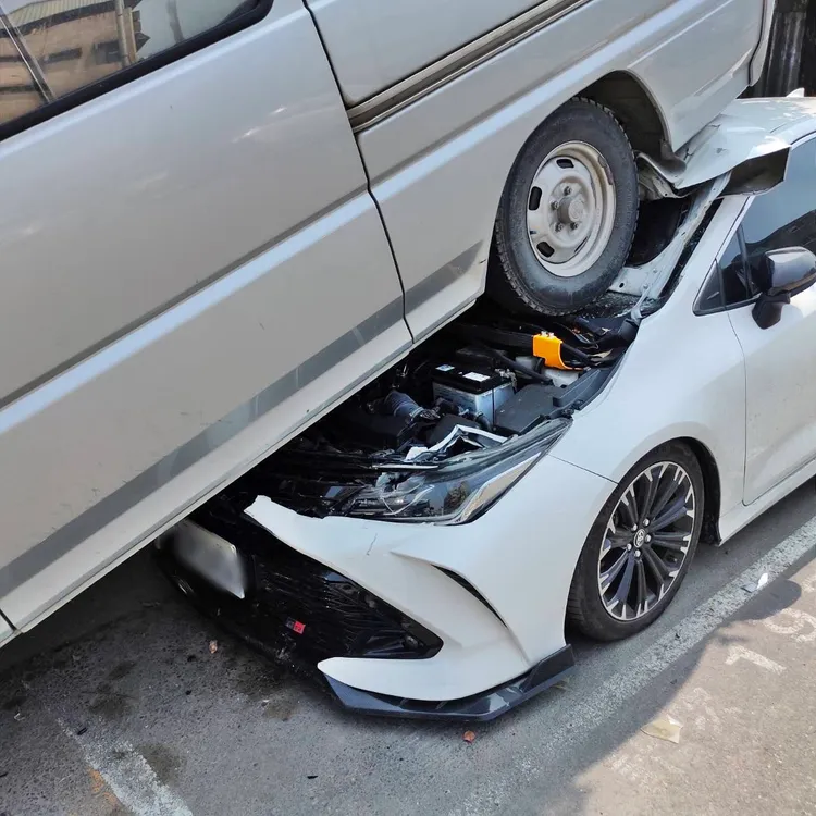 後方白車引擎蓋掀起。警方提供