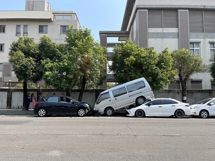 街頭疊羅漢奇景引起路人側目。警方提供
