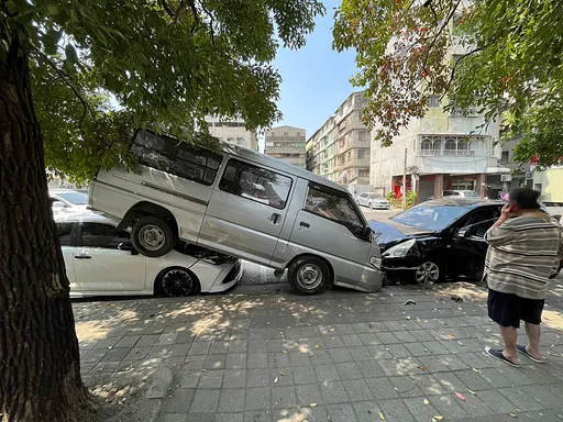 驚險片|黑車逆撞廂型車擠進停車格 3車疊羅漢!肇事原因曝光