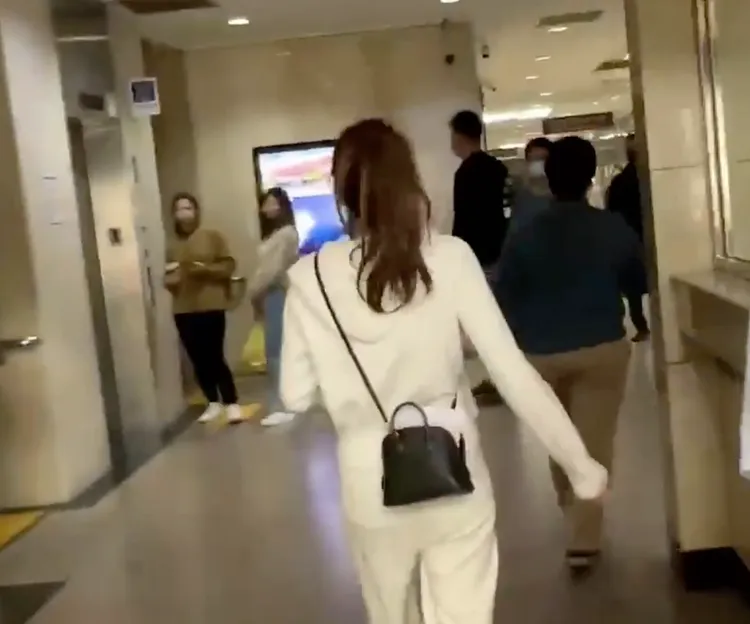 林千又疑似背著愛馬仕Mini Bolide包出庭。資料照片