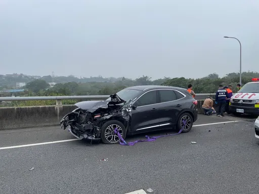 緩撞車被擊落!這次跟自動駕駛無關 年輕夫妻與1歲女兒僅受驚嚇