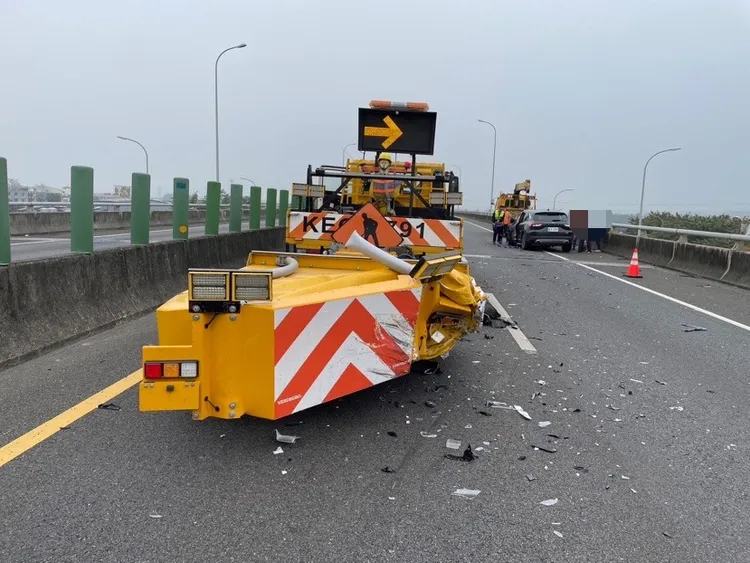緩撞車車尾遭追撞凹陷。警方提供