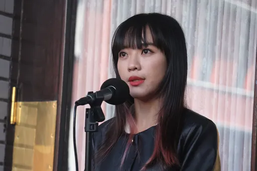 黃捷質詢遭麥克風擋臉!議事人員搬神器救援「一秒長高」 網讚:超可愛