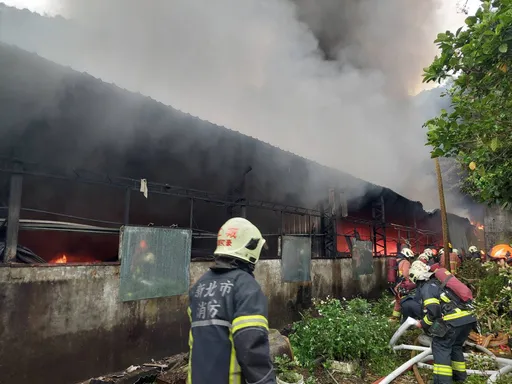 樹林二手家具工廠竄火煙 消防隊出動百人救火