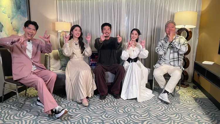 田中千繪（左二起）、傅孟柏、邵雨薇接受《娛樂超skr》小鹿及阿甘專訪，笑聲連連。民視提供 