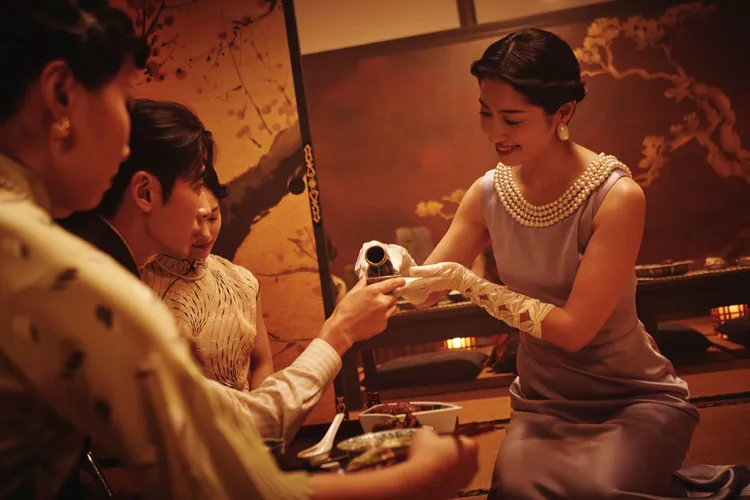 田中千繪（右）在《商魂》經營西裝店周旋男人之間。民視提供 