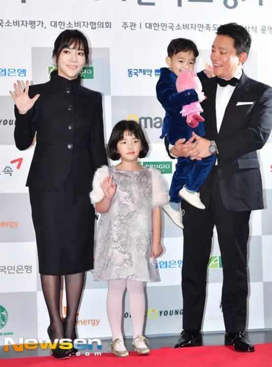 李凡秀曾帶兒女上《我的超人爸爸》。翻攝Newsen