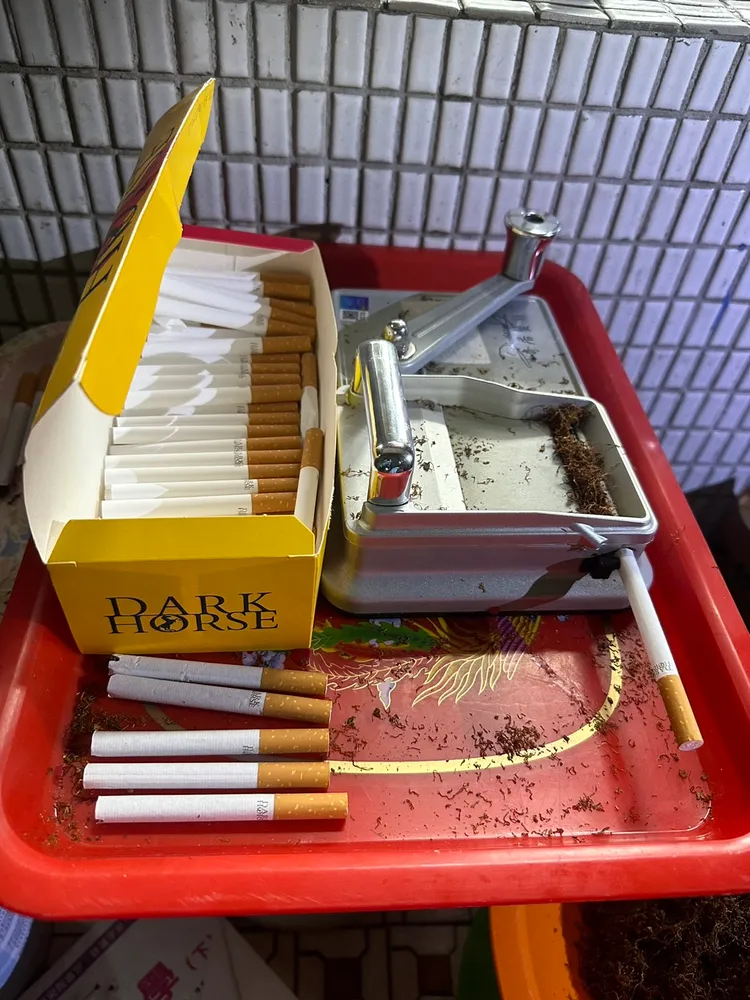 警方查扣彩虹菸菸草2罐、捲煙器2台、空煙管2盒、彩虹菸成品51支。翻攝畫面