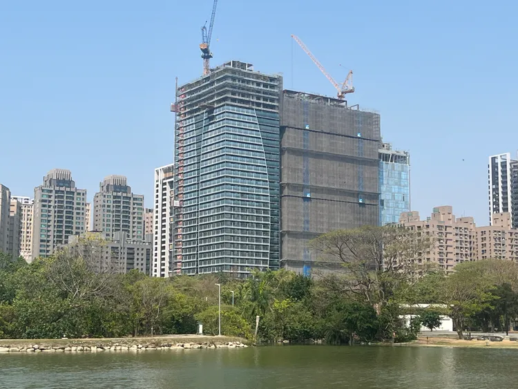 「美術1号院」屬地上33樓超高建築，結構採SRC加SC鋼骨結構，搭配美國ITT阻尼器與BRB斜撐雙制震，並選用SN等級耐震韌性鋼材。葉家銘攝