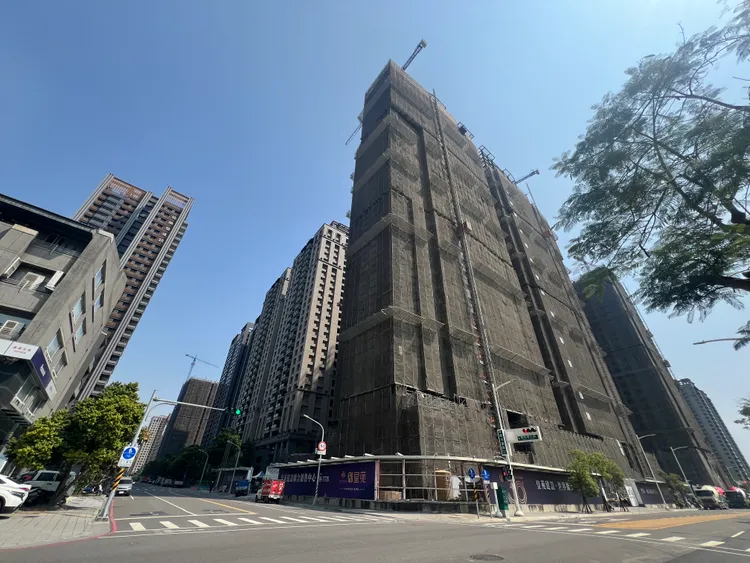 美術館西側皇苑建設「御皇苑」非公園首排住宅，但實登最高單坪73萬元改寫高雄最高單價紀錄。葉家銘攝