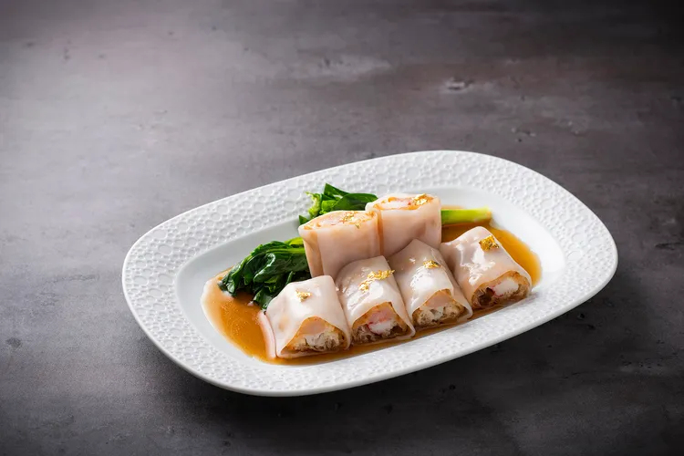 「冰晶帝王腸」以粵菜名點進行改良，將帝王蟹肉鑲入酥脆油條中，裹入新鮮製作的腸粉中，有著Q彈及清透特性，口感層次更上一階。業者提供