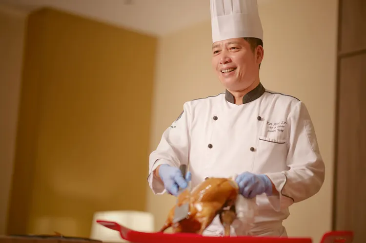 圖說_JR東日本大飯店台北凱華樓的楊德興主廚曾榮獲中華與歐洲廚藝金牌之榮耀的楊德興主廚以專研北京料理，尤以宮廷養生料理為最，推出受饕客喜愛的宮廷美食料理。業者提供