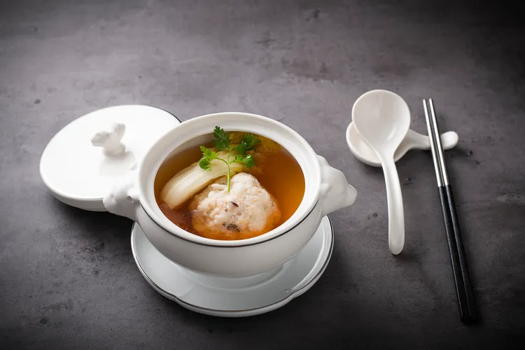 「秋田煙燻蘿蔔圓鱈獅子頭」，以魚肉取代豬肉加上日本東北秋田著名的煙燻蘿蔔強厚風味使得湯頭更顯厚實、風味十足。。業者提供