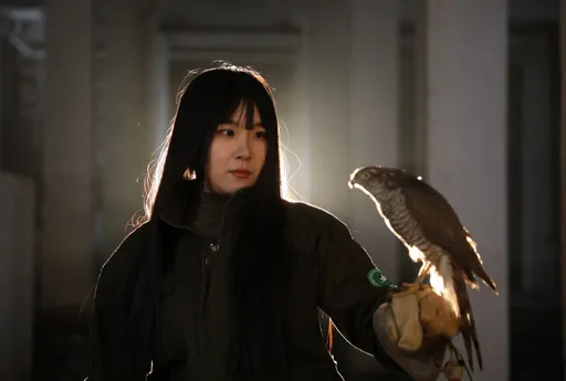 美女vs.猛禽　她9年來守護折翼之鷹重返藍天