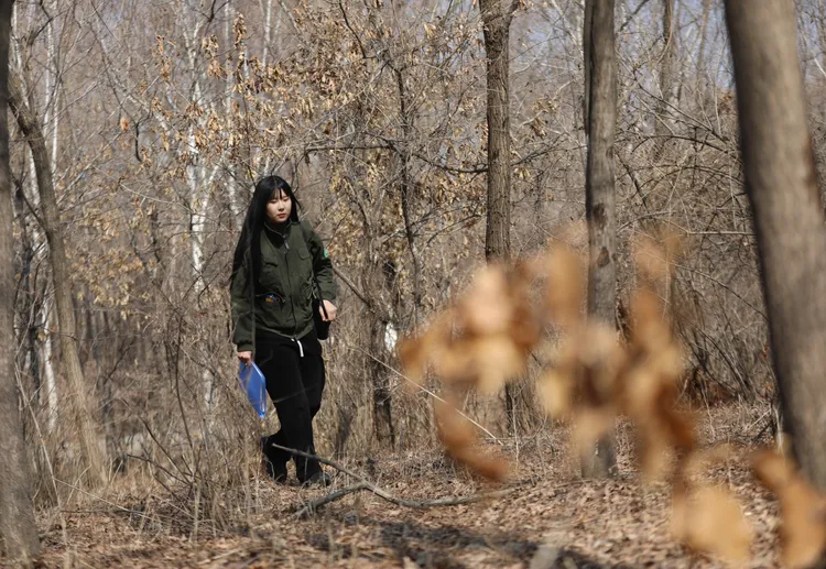 孟蝶在野外觀察鳥類。新華社
