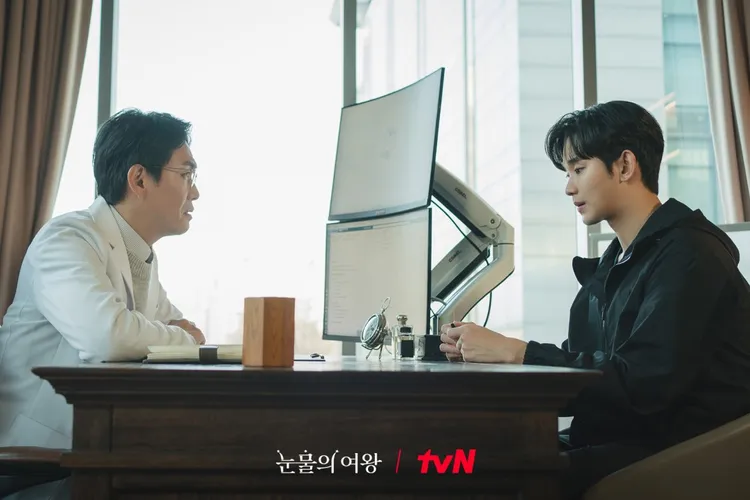 吳正世（左）首集客串精神科醫生，替金秀賢諮詢，再續《雖然精神病但沒關係》「兄弟情」。翻攝tvN