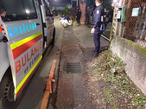 見人就打!新店男持鋤頭攻擊路人 3人受傷送醫