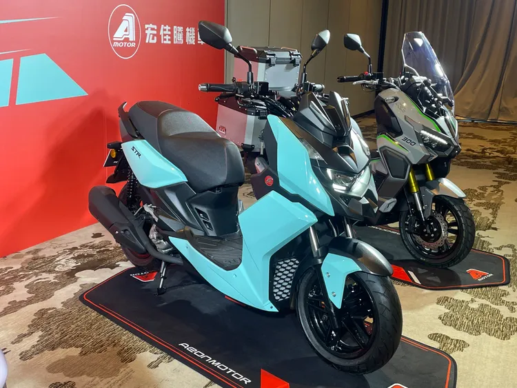 宏佳騰全新推出的白牌速克達STR 250，標榜擁有24匹馬力同級最強頂規動力，新車建議售價為125,800元。林浩昇攝