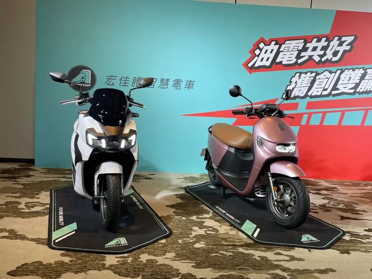 Ai-3 Lite電車(右)這次以冰莓粉全新車色亮相，新車建議售價為74,980元。林浩昇攝