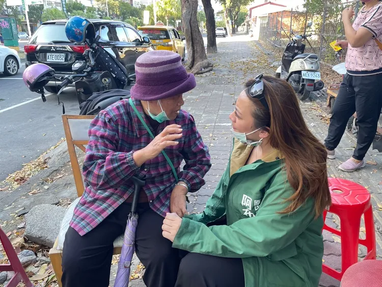 原民會主委阿布斯前往關懷拉瓦克部落族人。翻攝畫面