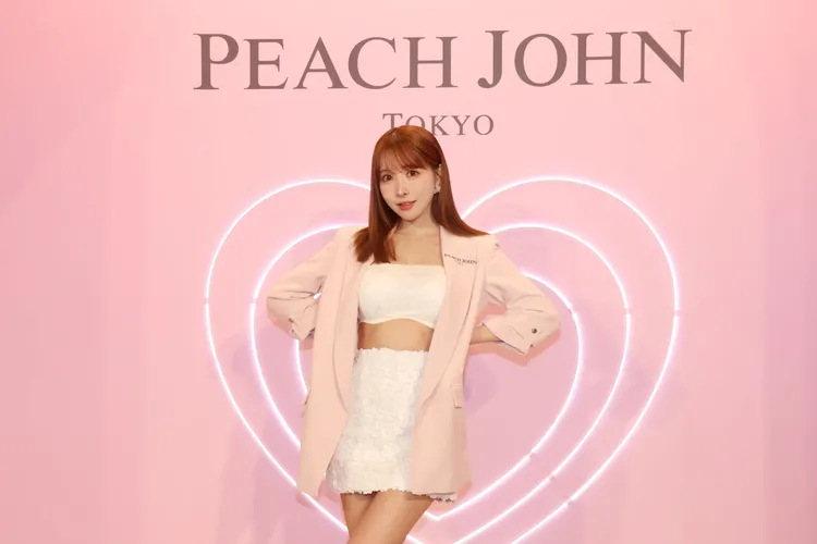 三上悠亞今身穿蜜桃色西裝外套，內搭白色內衣，現身記者會。莊宗達攝