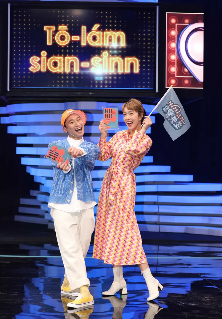 大霈（右）升級當領隊，浩子帶醋意稱「是製作人決定的」。公視台語台提供