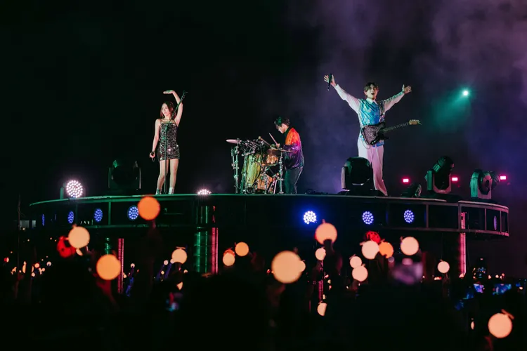 告五人史無前例戶外演唱會幕後浩大工程紀錄全公開。相信音樂提供