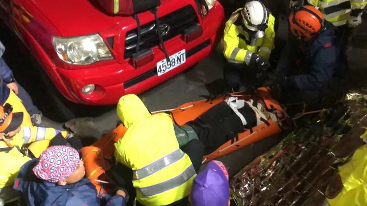 警消拖拉傷者至地面。桃園市消防局提供