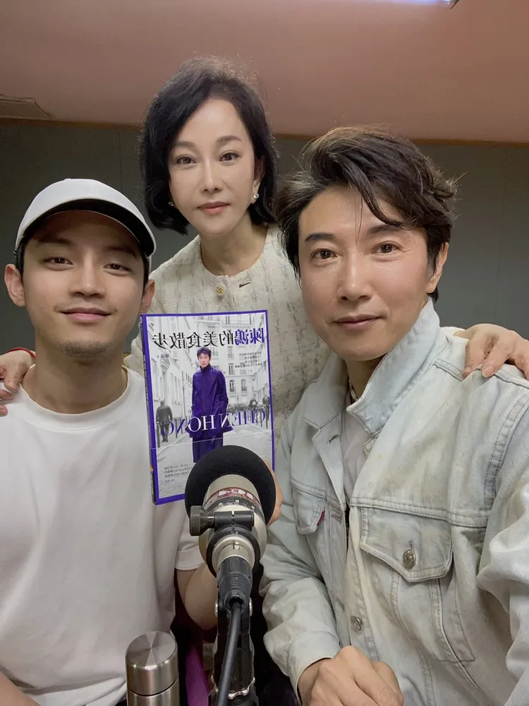 邱于庭（中）與兒子John（左）日前一起錄陳鴻的節目。陳鴻提供