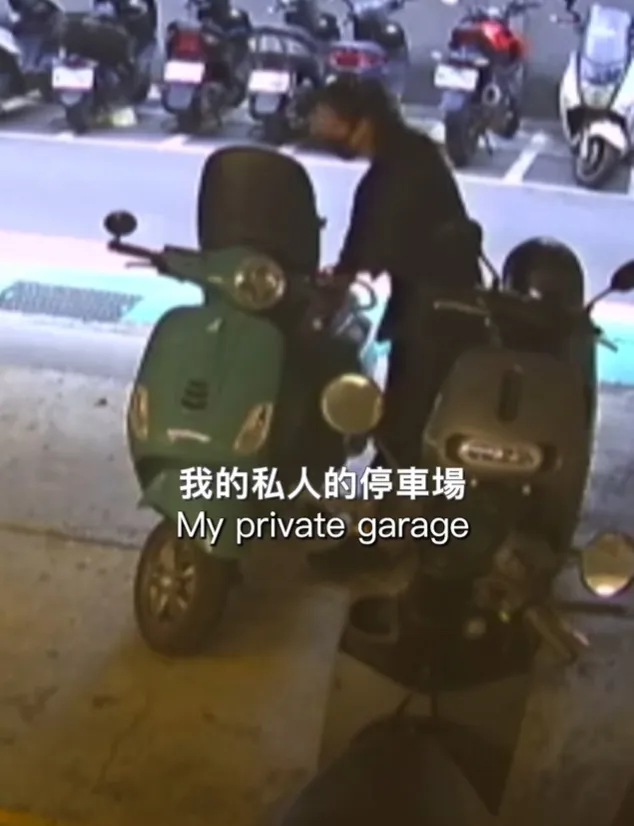 女騎士停好車，人就此消失。翻攝畫面