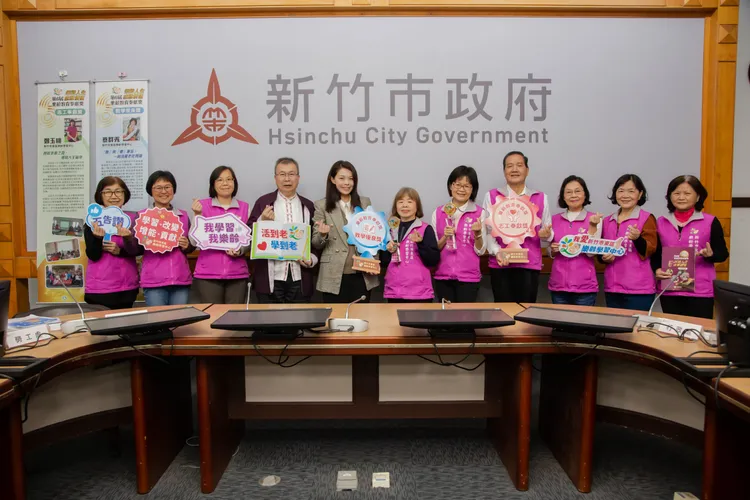 高虹安表揚獲獎教師與志工。新市府提供