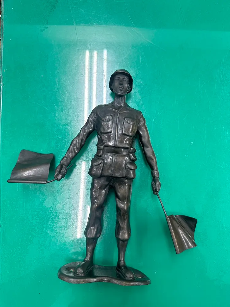 高男竊取的小兵。翻攝畫面