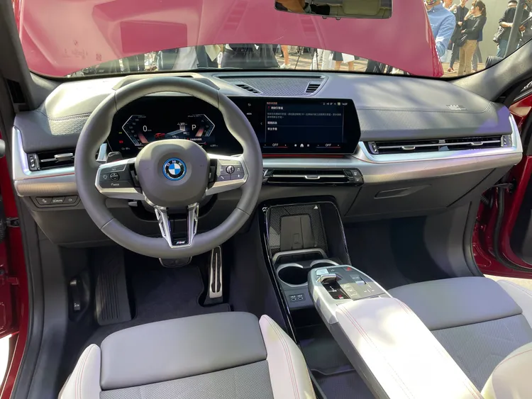 車內標配未來感的懸浮式曲面螢幕(10.25吋虛擬數位儀錶搭配10.7吋中控觸控螢幕)、智慧語音助理2.0及AR擴增實境導航功能等頂尖數位科技。林浩昇攝