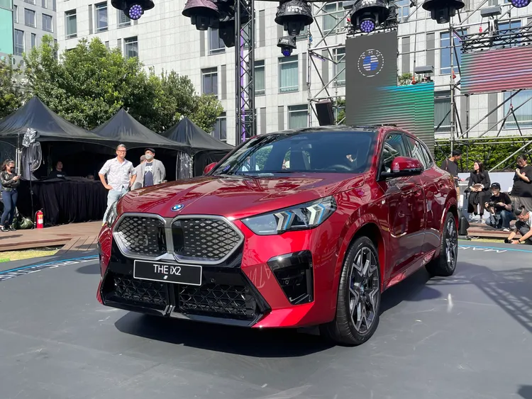 BMW iX2採用全新第五代eDrive電能科技，搭配總容量達到66.5kWh的鋰電池模組，可創造出313匹的最大馬力輸出與494牛頓米的最大扭力，0到100km/h加速僅需5.6秒。林浩昇攝