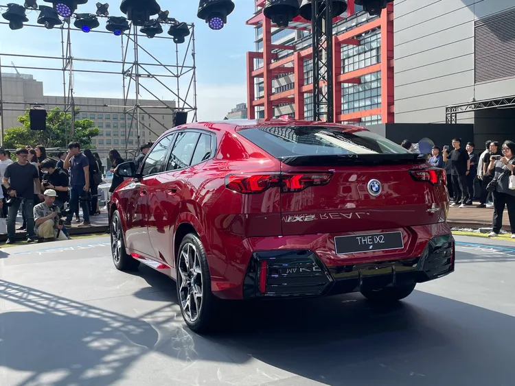 俐落且摩登的斜背線條加入熱血與性能氣息十足的M Sport元素，明顯放大的車身比例擁有達到4,554 mm的車長。林浩昇攝