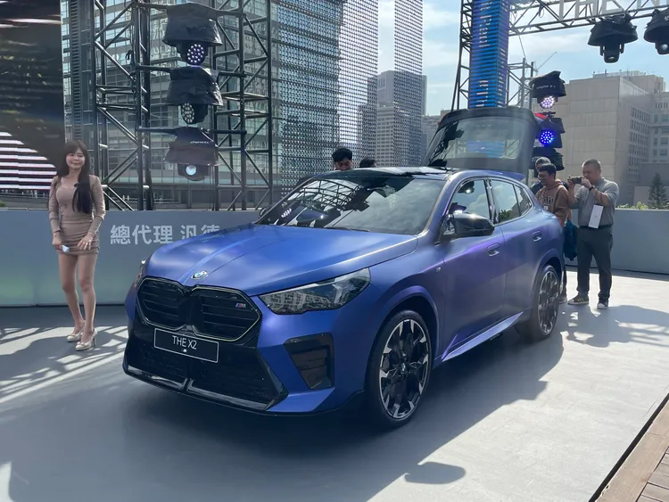 車頭銳利的光型變化智慧LED頭燈，加上最具指標性的專屬六角形雙腎型水箱護罩，搭配首度導入於此級距中的飾光設計。林浩昇攝