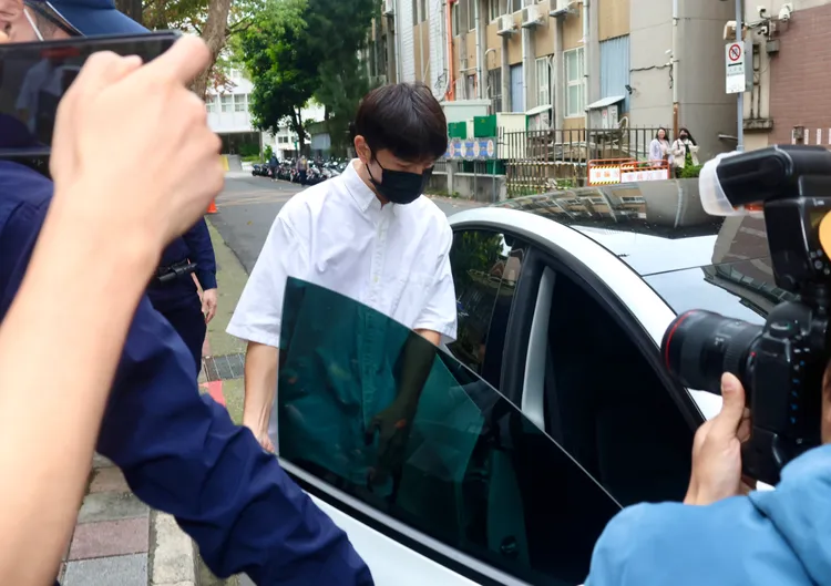 宥勝辦保後臉色鐵青上車。彭欣偉攝