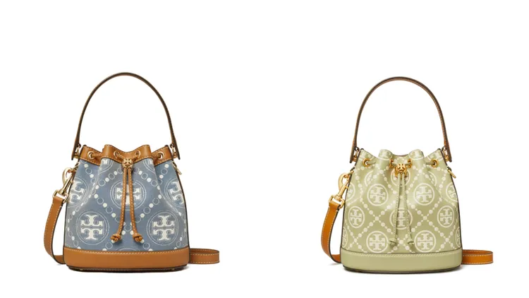 T Monogram丹寧水桶包（左）2萬1900元、T Monogram壓花水桶包（右）2萬3900元。品牌提供