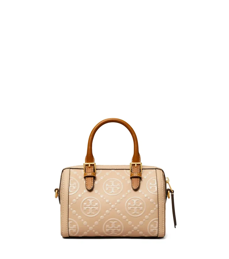 T Monogram小型壓花桶型包，1萬7900元。品牌提供