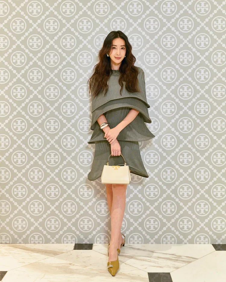 隋棠穿著TORY BURCH 2024春夏秀款灰綠色針織洋裝。品牌提供