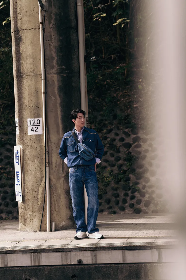 蔡凡熙利用刺繡牛津襯衫及勾邊牛仔襯衫做出疊搭。品牌提供