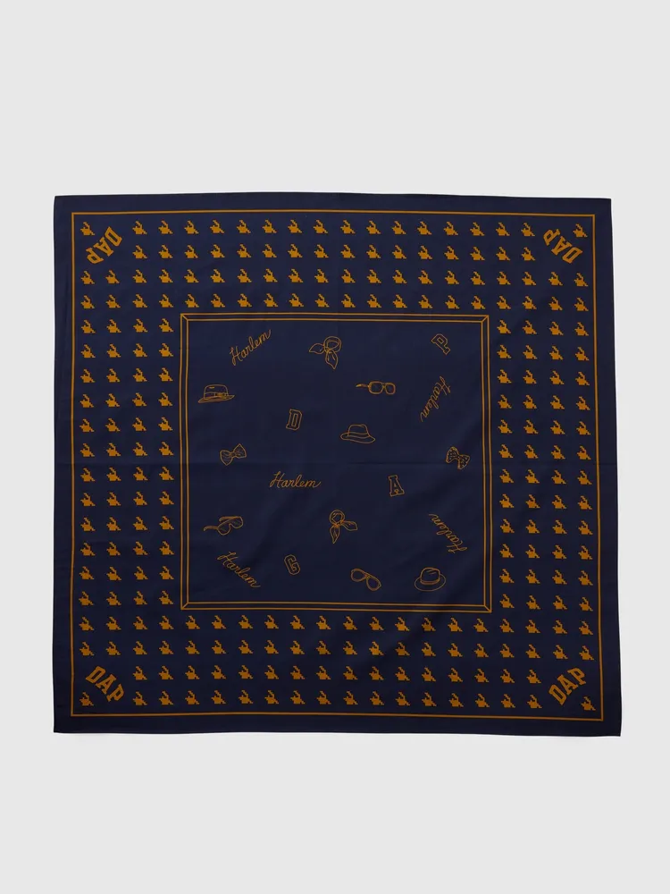 DAP GAP Logo方巾，999元。品牌提供