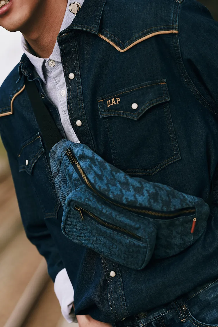 千鳥格圖騰腰包點綴整體穿搭。品牌提供